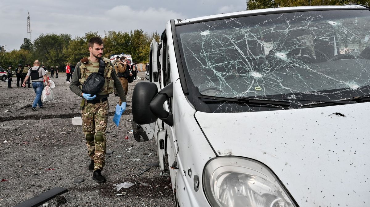 Rozbité sklo, trosky aut a krev. Přeživší popisují ruský útok na humanitární konvoj